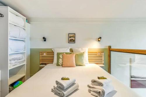 une chambre avec un lit avec des serviettes dessus dans l'établissement Juste La Plage - Studio Classé 3 étoiles - face à la mer, à Houlgate