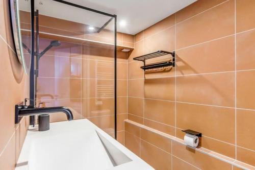 une salle de bain avec un lavabo et une douche dans l'établissement Juste La Plage - Studio Classé 3 étoiles - face à la mer, à Houlgate