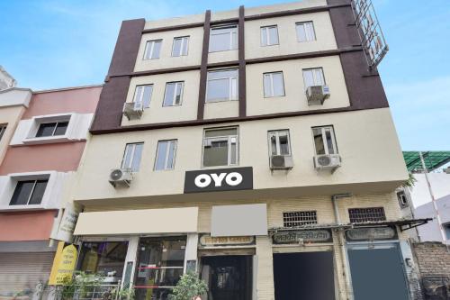 an apartment building with a yeso sign on it at Super OYO Flagship Hotel Ratnam Palace in Udaipur