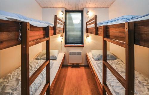 Broagerにある2 Bedroom Cozy Home In Broagerの窓付きの客室で、二段ベッド2台が備わります。