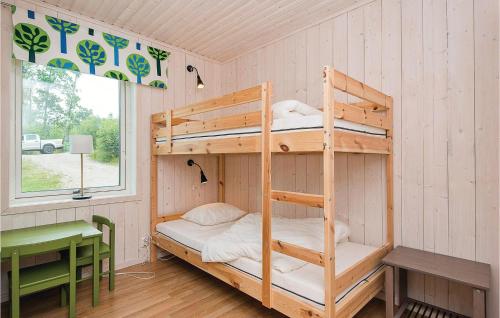 HolmsjöにあるPet Friendly Home In Holmsj With Kitchenの二段ベッド、デスク、窓が備わるドミトリールームのベッド1台分です。