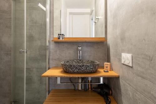 une salle de bain avec un lavabo et un miroir dans l'établissement Couronnes - Cosy studio tout équipé et privatif, à Paris