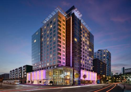 un montage d'un grand bâtiment dans une ville dans l'établissement LUMA Hotel San Francisco - #1 Hottest New Hotel in the US 2023, à San Francisco