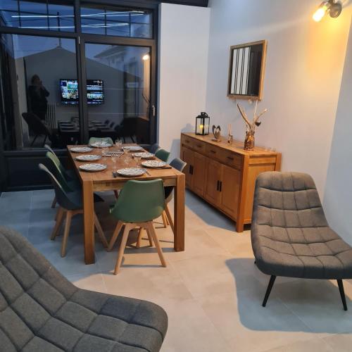 une salle à manger avec une table et des chaises dans l'établissement Au rayon du soleil, à Roye