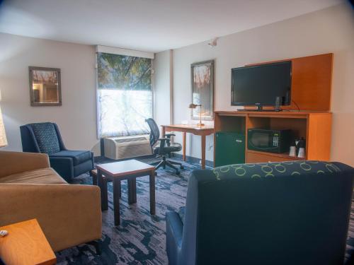 un soggiorno con divano e TV a schermo piatto di Fairfield Inn & Suites Anaheim North Buena Park a Buena Park