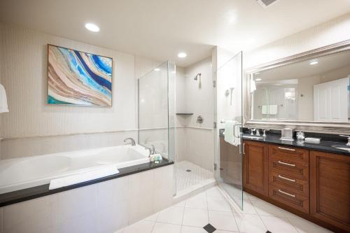 La salle de bains est pourvue d'une baignoire, d'une douche et d'un lavabo. dans l'établissement No Resort Fee Strip View Balcony+ Free Valet+Pool, à Las Vegas