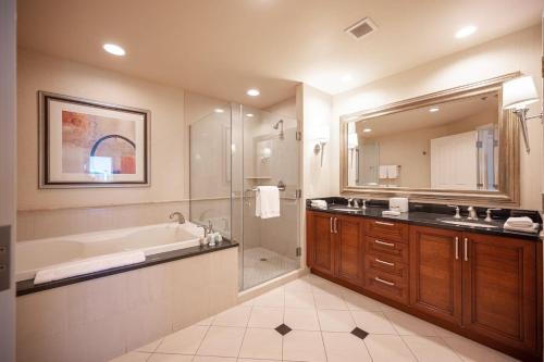 y baño con bañera, ducha y lavamanos. en No Resort Fee Strip View Balcony+Free Valet+ Pool, en Las Vegas