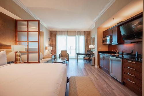 Habitación de hotel con cama y sala de estar. en No Resort Fee Strip View Balcony+Free Valet+ Pool, en Las Vegas