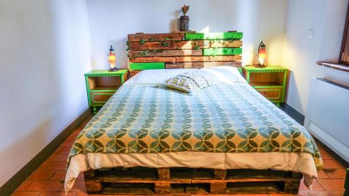 1 dormitorio con 1 cama y 2 mesitas de noche en Seme di Luna en Canneto