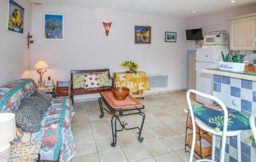 un salon avec un canapé et une table dans l'établissement Amazing Home In Nyons With Wi-Fi, à Nyons