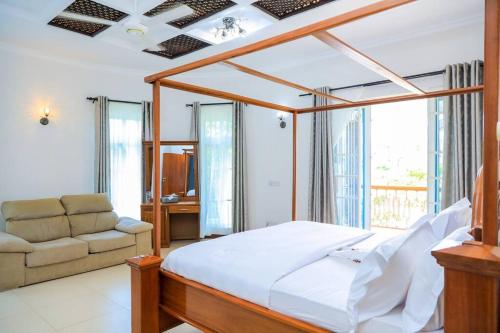 1 dormitorio con 1 cama y 1 sofá en a vacation home, en Mbweni