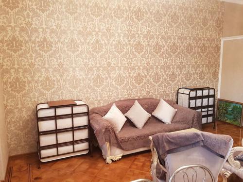sala de estar con sofá y pared en Classical apartment in heart of Baku, en Baku