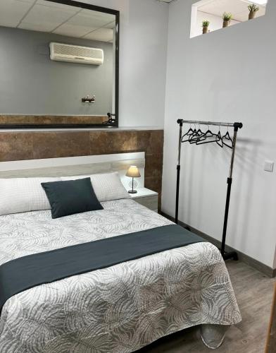 Postel nebo postele na pokoji v ubytování GUADIANA LOFT EXPERIENCE KALA