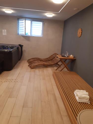 um quarto com uma cama, uma banheira e um lavatório em Vila Zuberec apartmán 105 em Zuberec