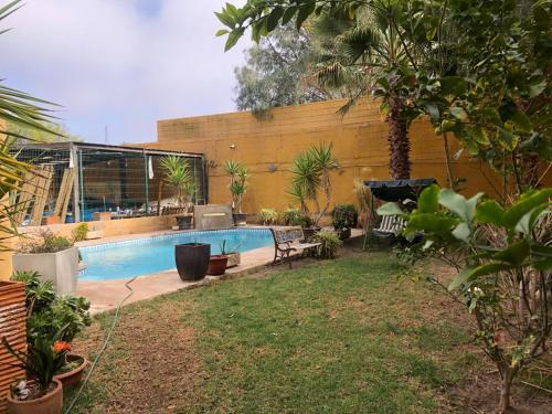 una piscina en un patio con un edificio en Azhares, en Copiapó