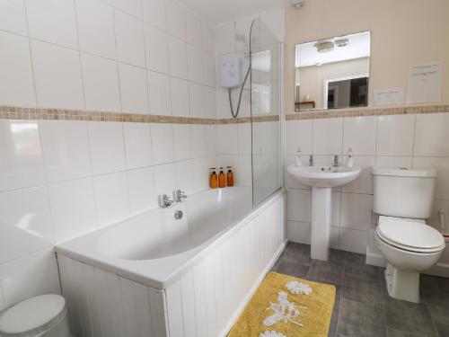 La salle de bains est pourvue d'une baignoire, de toilettes et d'un lavabo. dans l'établissement 26 Tansey, à Shepton Mallet