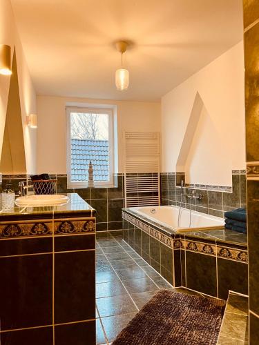 un ampio bagno con due lavandini e una vasca di b e d & a g e d e s i g n -extra large- wunderschöne komplette Wohnung mit viel Platz & 4 Schlafzimmer a Hünxe