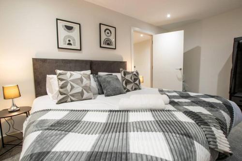a bedroom with a large black and white bed at Luxury City Centre Apartment (Weekly Booking) in Hull