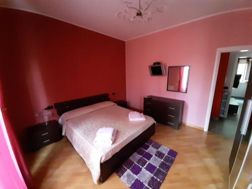 una camera con letto e parete rossa di Corso Vittorio Emanuele 98 a Latronico