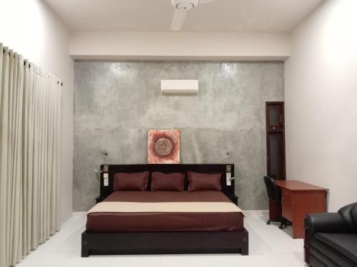 - une chambre avec un lit orné d'une peinture murale dans l'établissement Thalangama Lakeview Lodge, à Battaramulla