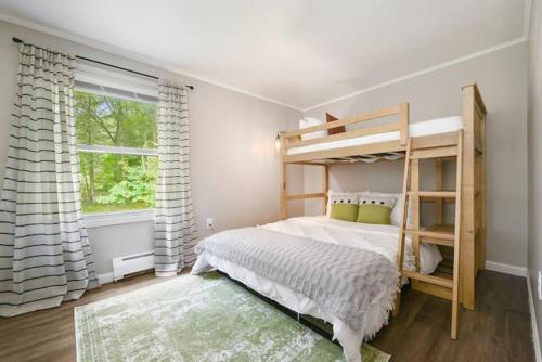 Accident的住宿－The Bumble Bee Hive 7-Bedroom House w/ Hot Tub，一间卧室配有双层床和窗户。