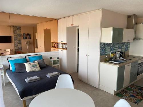 een kamer met een bed en een keuken in een kamer bij Studio vue Océan in Lacanau
