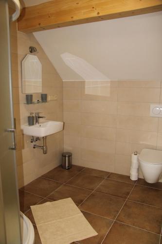 een badkamer met een wastafel en een toilet bij U Křížku in Modrava