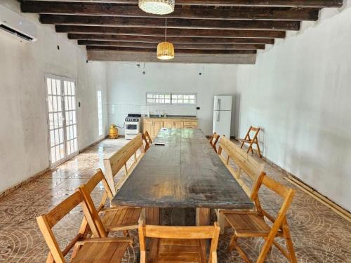 ein großer Konferenzraum mit einem langen Tisch und Stühlen in der Unterkunft La Quinta San Cayetano in Laguna Brava