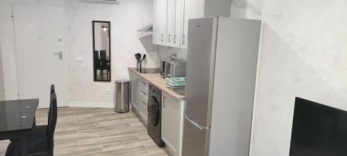 eine Küche mit einem Kühlschrank und einer Arbeitsplatte in der Unterkunft Apartamento Centro A in San Sebastián de los Reyes