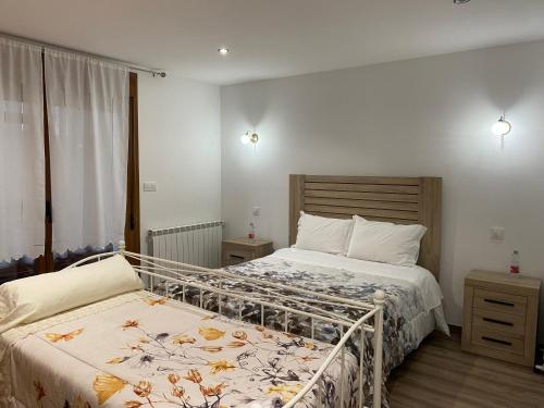 1 Schlafzimmer mit 2 Betten in einem Zimmer in der Unterkunft Fraga de Pitões in Pitões das Júnias