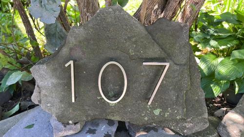 una señal en una roca con el número en Heart of Phoenicia en Phoenicia