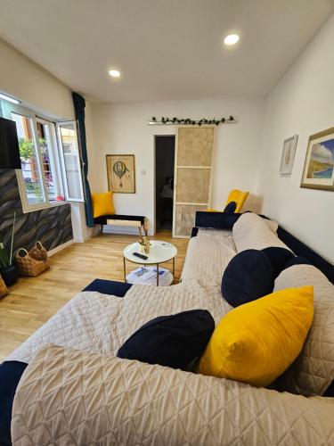 - un salon avec deux lits et un canapé dans l'établissement PLACE 4 U Studio Center, à Zadar