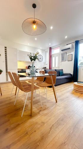 - une table à manger et des chaises dans le salon dans l'établissement Voyage au Canal - Parking Clim Netflix Amazon, à Montauban