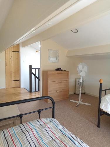 - une chambre avec un lit et une commode dans l'établissement Modern one bedroom cottage, à Saint-Mandé-sur-Brédoire