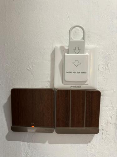 a ipod and a padlock on top of a speaker at Stylish Balinimo Guest room - King Bed, Free Netflix, Prime & Wi-Fi Near Bukit Mertajam in Kubang Semang
