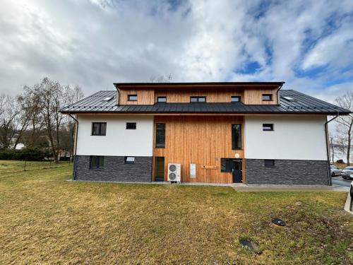 ein großes Haus mit einem Gameradach in der Unterkunft Apartmány u pláže Lipna - Malé Lipno in Černá v Pošumaví