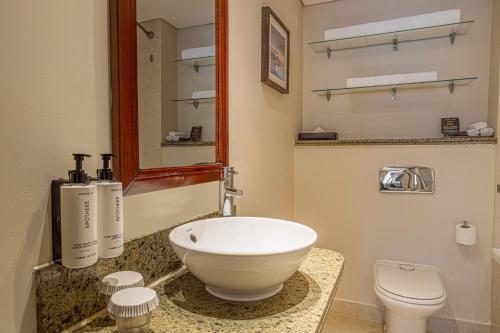 La salle de bains est pourvue d'un lavabo blanc et de toilettes. dans l'établissement Staybridge Suites & Apartments - Citystars, an IHG Hotel, au Caire