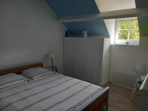 Chambre bleue avec accès plage في بورج: غرفة نوم بسرير كبير بسقف ازرق