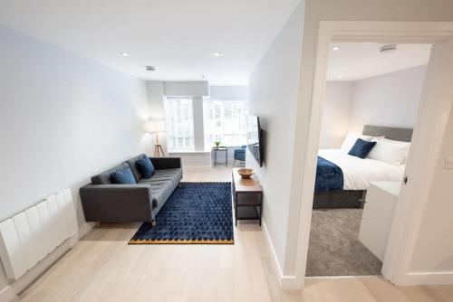 - un salon avec un lit et un canapé dans l'établissement Space Apartments - Central Brentwood Apartment - Secure Parking - Fast Wifi - Flat 8, à Brentwood
