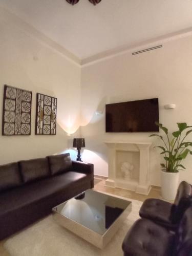 een woonkamer met een bank en een open haard bij Bari Downtown Luxury Apartment in Bari
