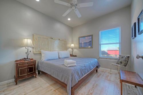 - une chambre avec un lit, une table et un ventilateur dans l'établissement Big Trout by AvantStay Coastal Group Getaway, à Île Padre
