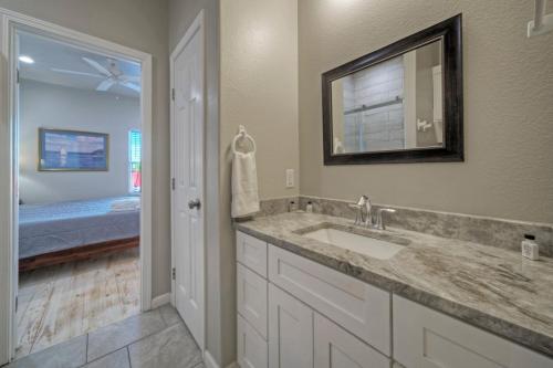 La salle de bains est pourvue d'un lavabo et d'un miroir. dans l'établissement Big Trout by AvantStay Coastal Group Getaway, à Île Padre