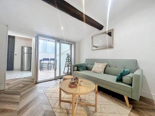 un salon avec un canapé vert et une table dans l'établissement L'Esprit du Vieux Port- Central & Paisible - Les Frères de la Loc, à Marseille