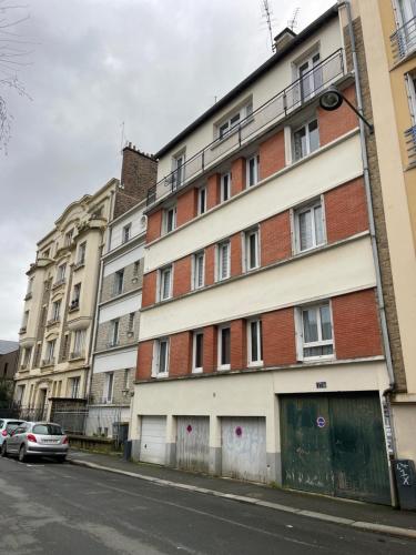 een appartementencomplex aan de straatkant bij Le 30 Rennais - T4 en plein centre ville in Rennes