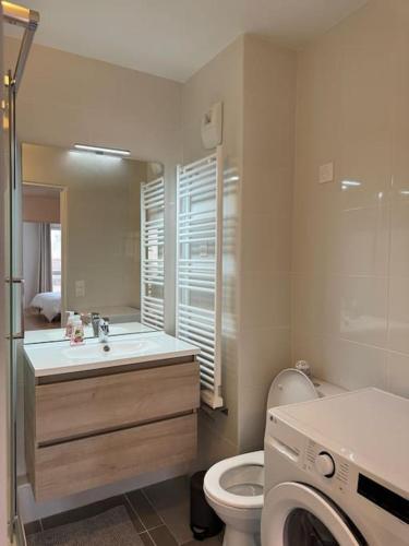 une salle de bain avec toilettes et lavabo et une machine à laver dans l'établissement Appartement moderne avec Balcon proche de Paris, à Aubervilliers
