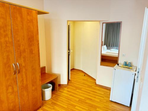 Pokój z lodówką oraz pokój z korytarzem w obiekcie Pension Sonnenschein w mieście Halle (Saale)