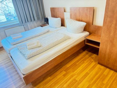 two twin beds in a room with a window at Pension Sonnenschein in Halle an der Saale