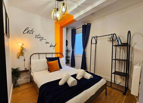 een slaapkamer met een bed met kussens erop bij "Beachcomber" Cosy Town Centre & Beach Apartment! in St Ives