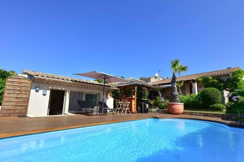 une piscine devant une maison dans l'établissement Villa le 62 Cazan, à Vernègues