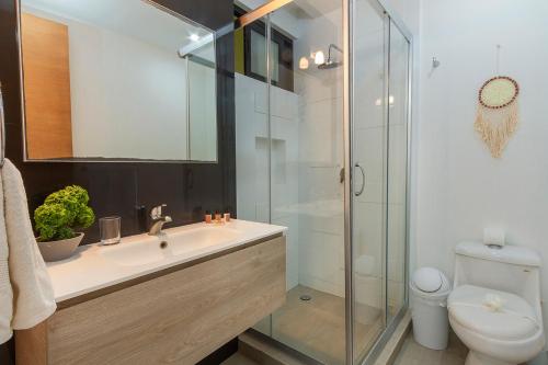 bagno con lavandino e doccia in vetro di Apartment in Excellent Location a Playa del Carmen